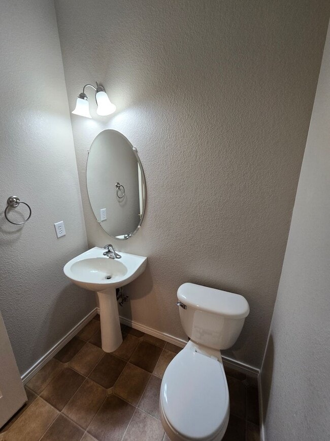 Building Photo - Large 4 bed with study and loft  in Vista Pointe