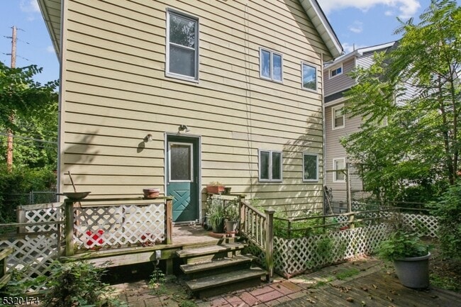 Building Photo - 16 Henry St