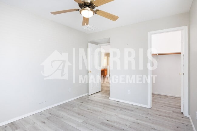 Building Photo - 1553 E Alba Dr