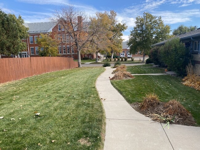 Building Photo - Cozy Home in Sunnyside!