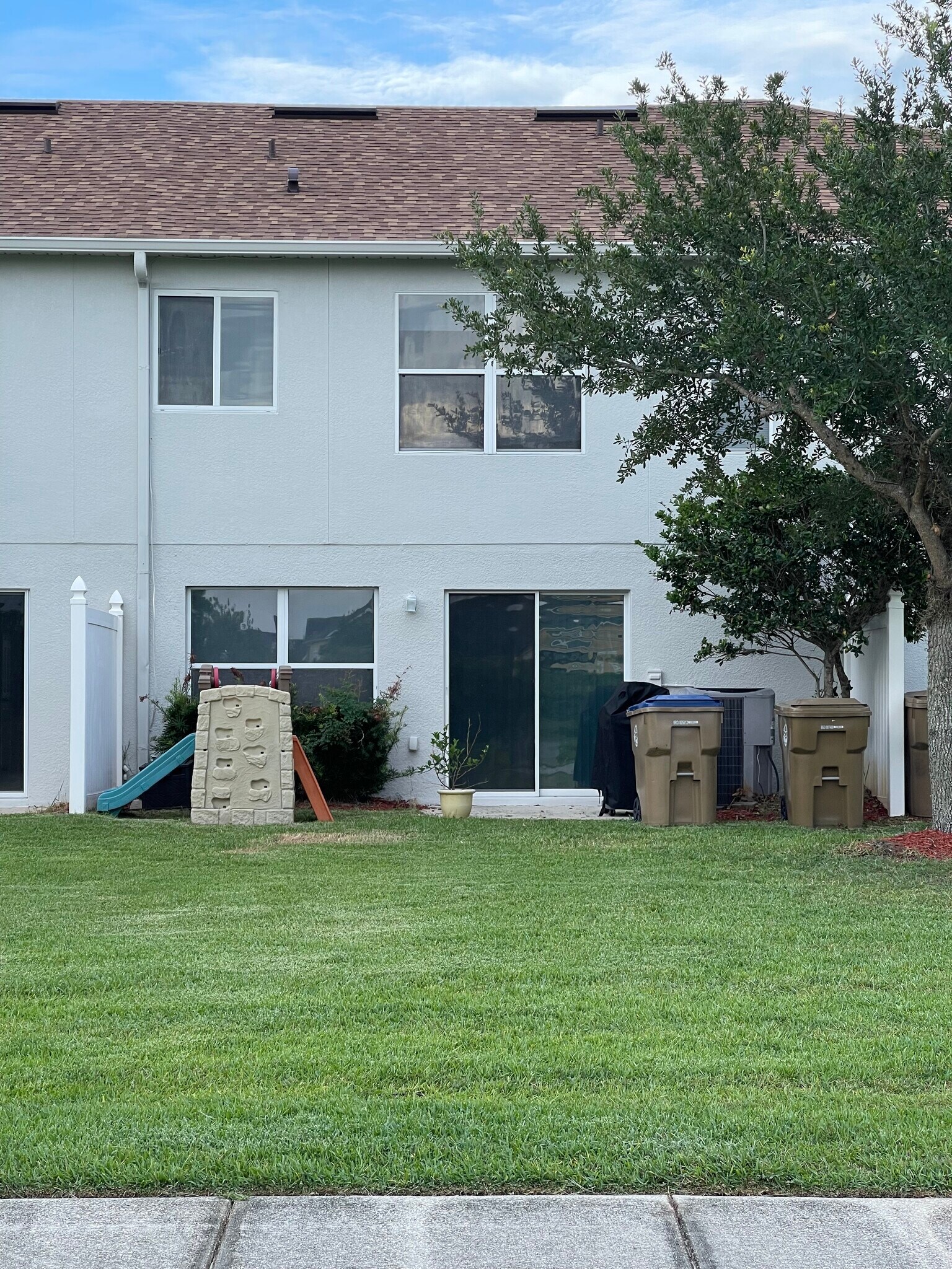 Building Photo - 2452 Hassonite St