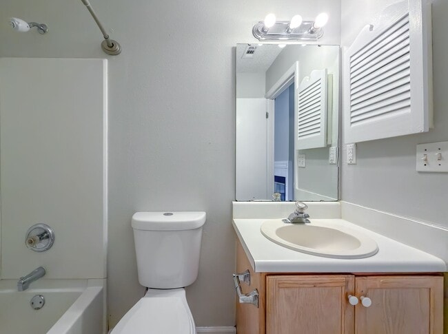 Building Photo - LOVELY SE 3/2 w/ New Paint, Fireplace, Fenced Yard, Vaulted Ceilings, Washer/Dryer, & No Carpet! ...
