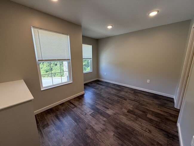 Building Photo - 301 Creekview Dr