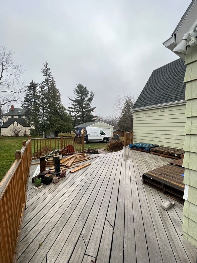 Building Photo - AVAILABLE JUNE -4 Bed, 2 Bath Home with Garage!