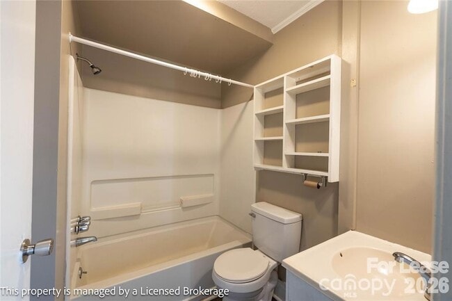 Building Photo - 213 Roslyn Rd