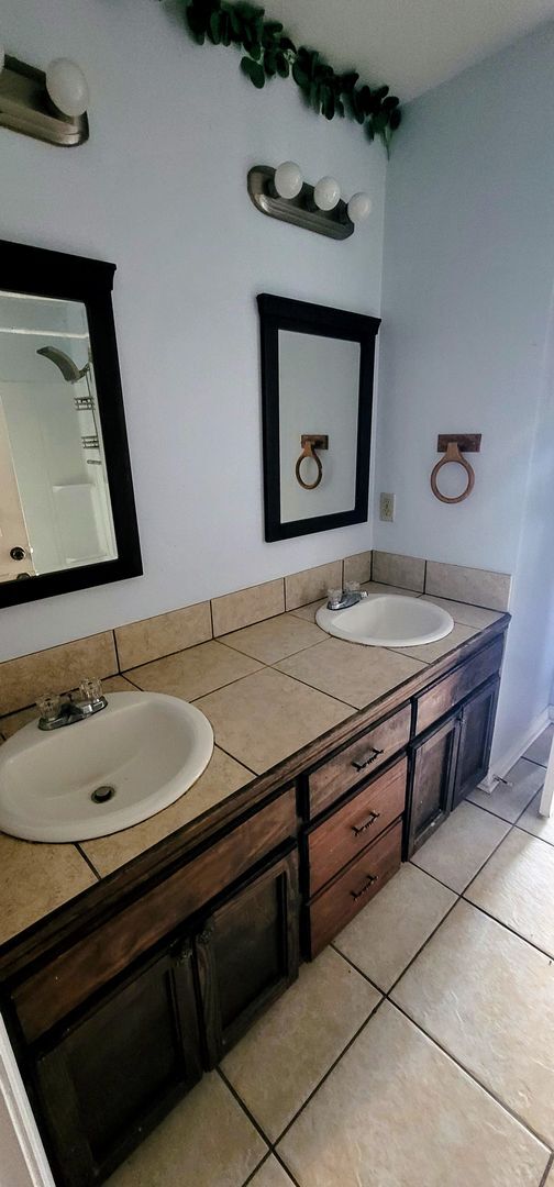 Building Photo - 13932/13934 Azalea Park Ave