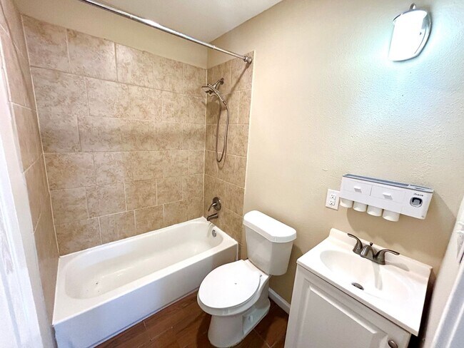 Building Photo - *COMING SOON*  2 Bedroom / 1 Bath Duplex Near Lackland AFB!