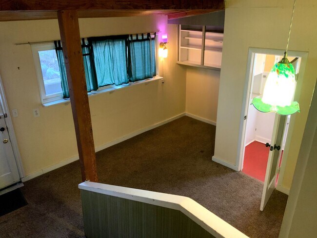 Building Photo - 4 Bedroom, 1.5 Bath House