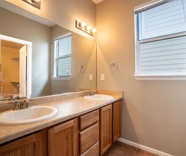 Building Photo - Move in ready home on Kettle Drum