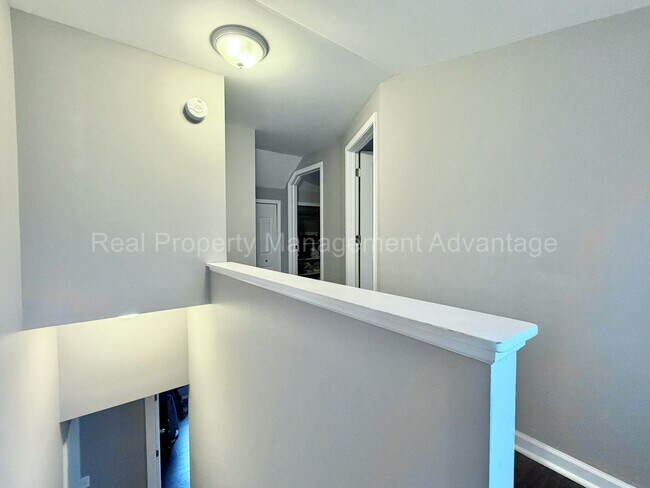 Building Photo - 3 Bed/2.5 Bath - Cape Cod Charm with Modern Comforts Throughout