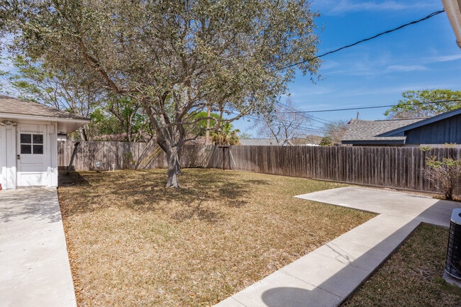 Building Photo - 1137 Bradshaw Dr