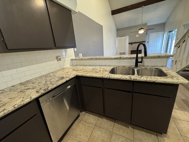 Building Photo - 13002 Leader St