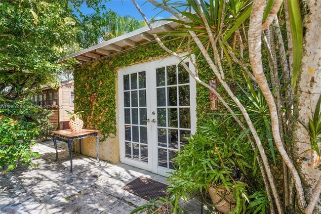 Building Photo - 521 NE 74th St