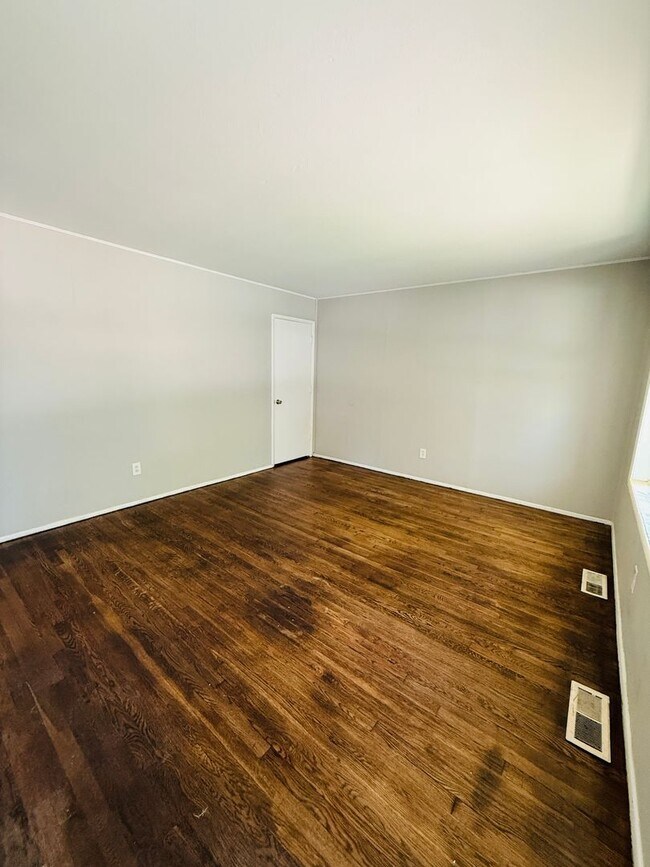 Building Photo - 3 Bedroom 1 bathroom home for rent in Hazelwood