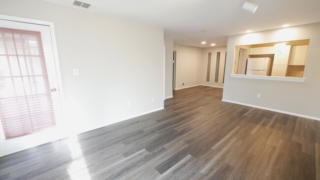 Building Photo - 3rd Floor Condo with 2 BR and 2 Full Baths...