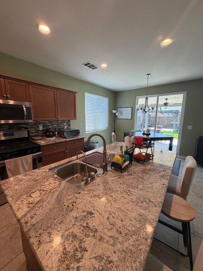 Building Photo - Adorable 3 Bedroom, 2 Bathroom Home in a Quiet North Hanford Neighborhood