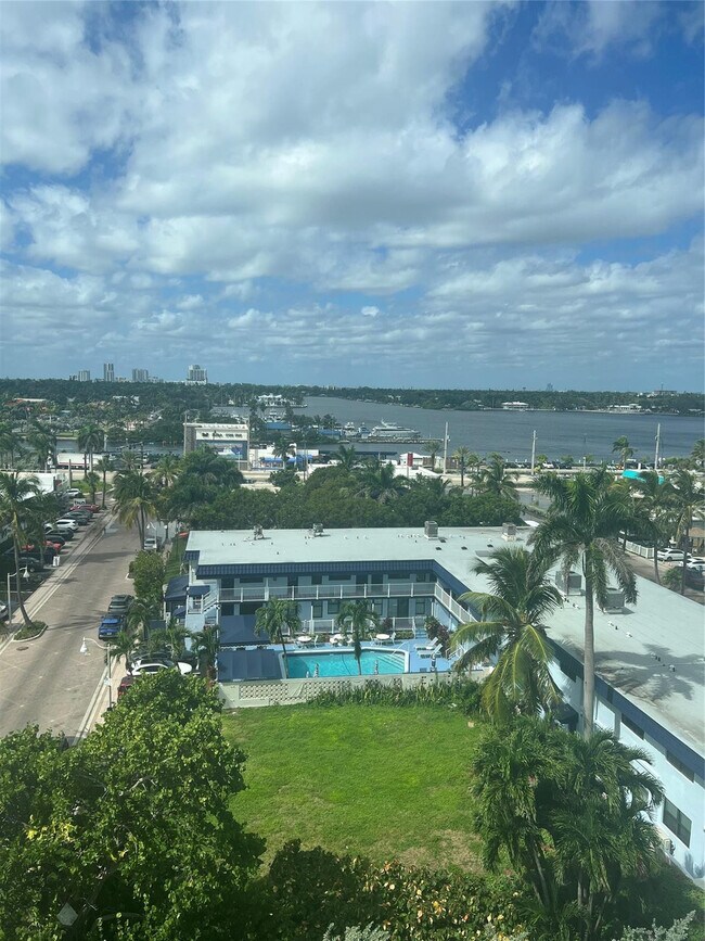 Building Photo - 400 N Surf Rd