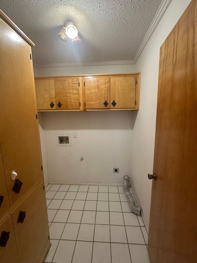 Building Photo - 2 Bed Brick House! Golf Course View!