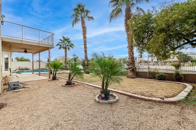 Building Photo - 4 bedoom home with private pool