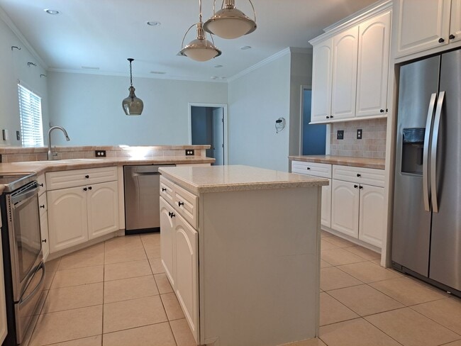 Building Photo - Charming 3/2 Bungalow