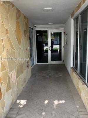 Building Photo - 1605 Bay Rd