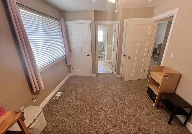 Building Photo - Great Neighborhood 3bd/ 2.5 Avail. Nov. 28th