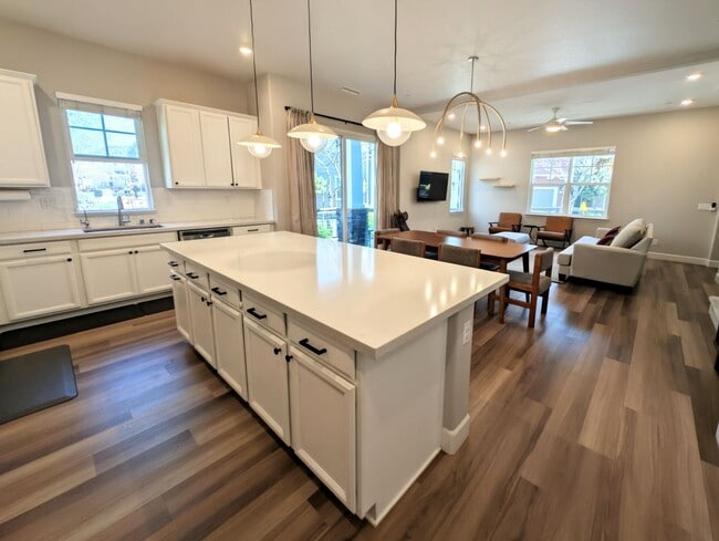 Building Photo - Pleasanton 4 Bed / 3 Bath, Top Rated Schools, Solar