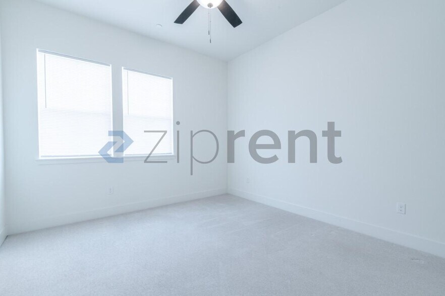 Building Photo - Unit