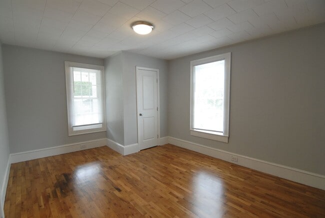 Building Photo - APPLICATIONS PENDING! Charming blue renova...