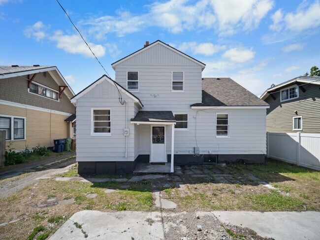 Building Photo - Near Campus! Cozy & Convenient Living