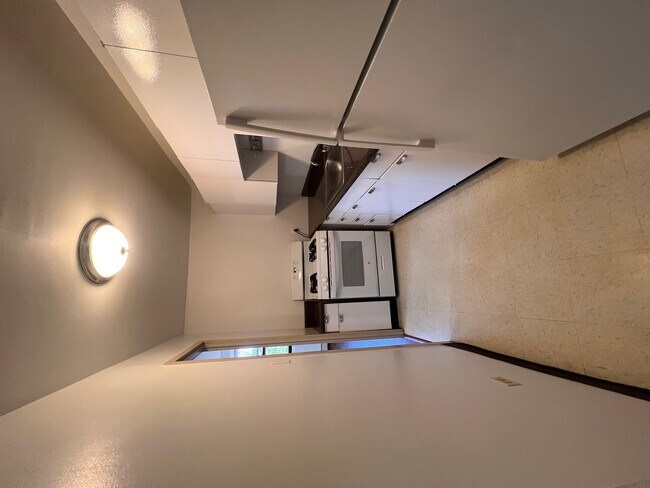 Building Photo - 3639 N Pine Grove Ave
