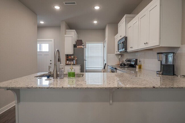 Building Photo - 2 bedroom 2.5 bath home