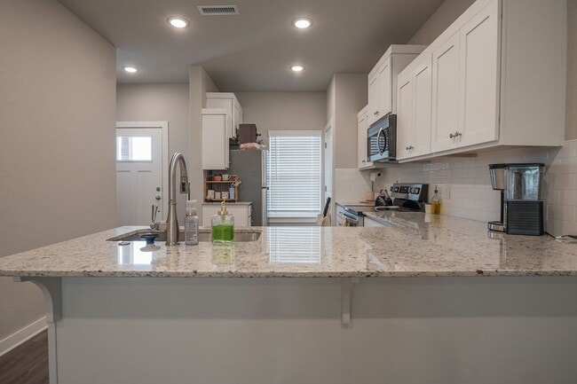 Building Photo - 2 bedroom 2.5 baths! Now Preleasing!