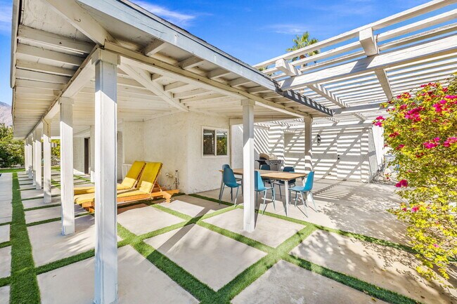 Building Photo - 1433 E Caleta Way