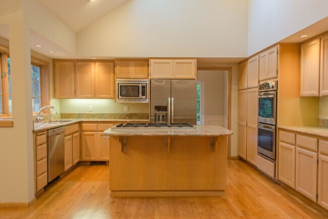 Building Photo - 5Bd/2.75Ba Mercer Island House