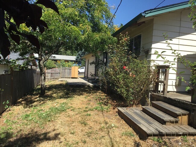 Building Photo - 3 Bedroom House in College Hill Neighborhood