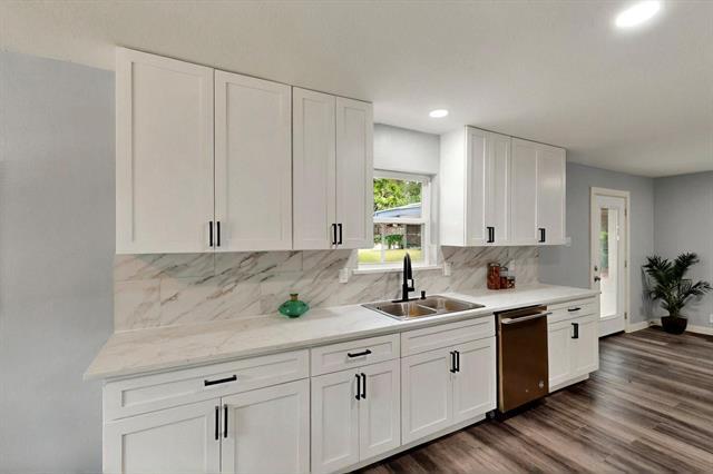 Building Photo - 1425 Oakhill Dr