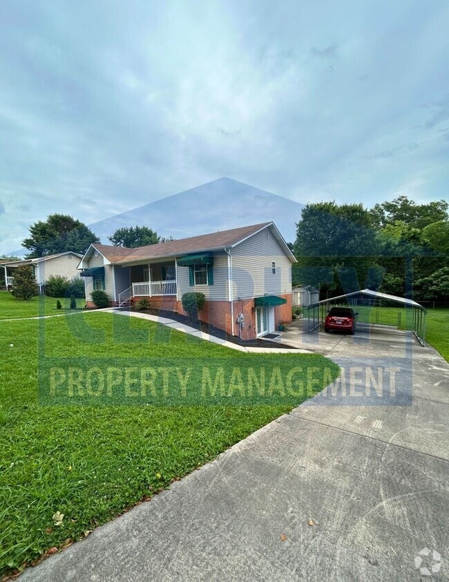 Building Photo - Unique three bedroom!
