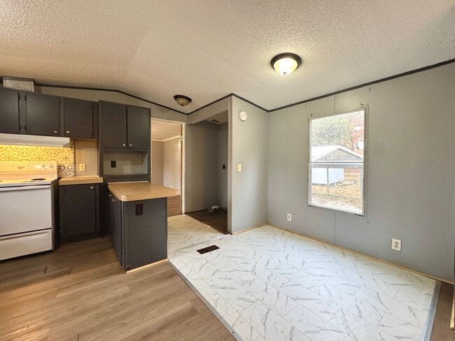 Building Photo - 3/2 Split Floor Plan!