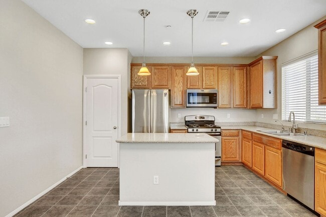 Building Photo - 3 Bedroom Split Level Home in Centennial H...
