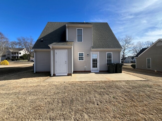 Building Photo - Beautifully renovated home!