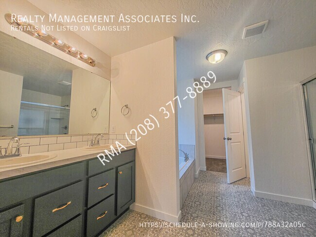 Building Photo - 7573 E Iroquois St