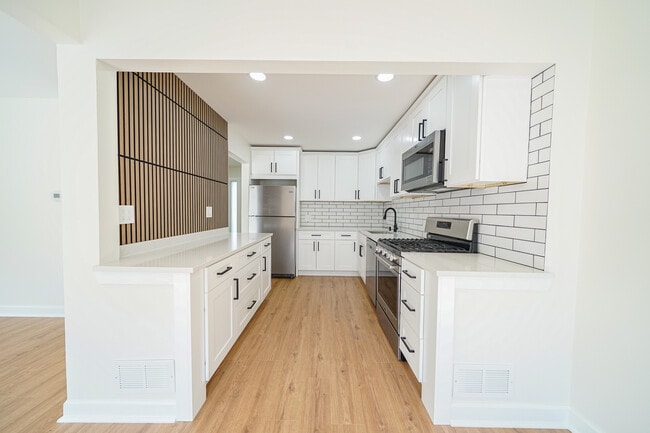 Building Photo - 621 Breakers Point