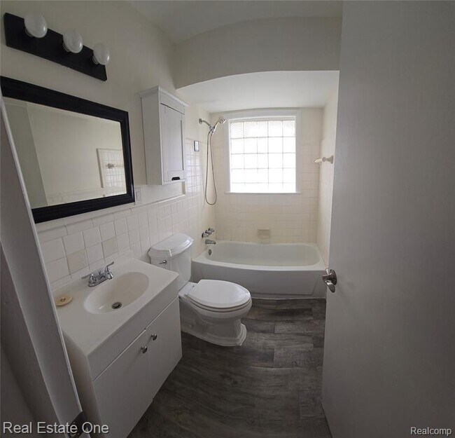 Building Photo - 25825 Sierra Dr