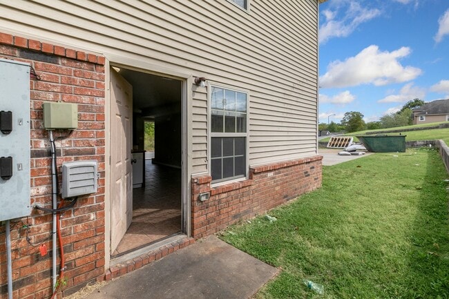 Building Photo - Siloam TownHome