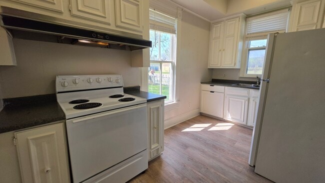 Building Photo - 145 N Kealy Ave