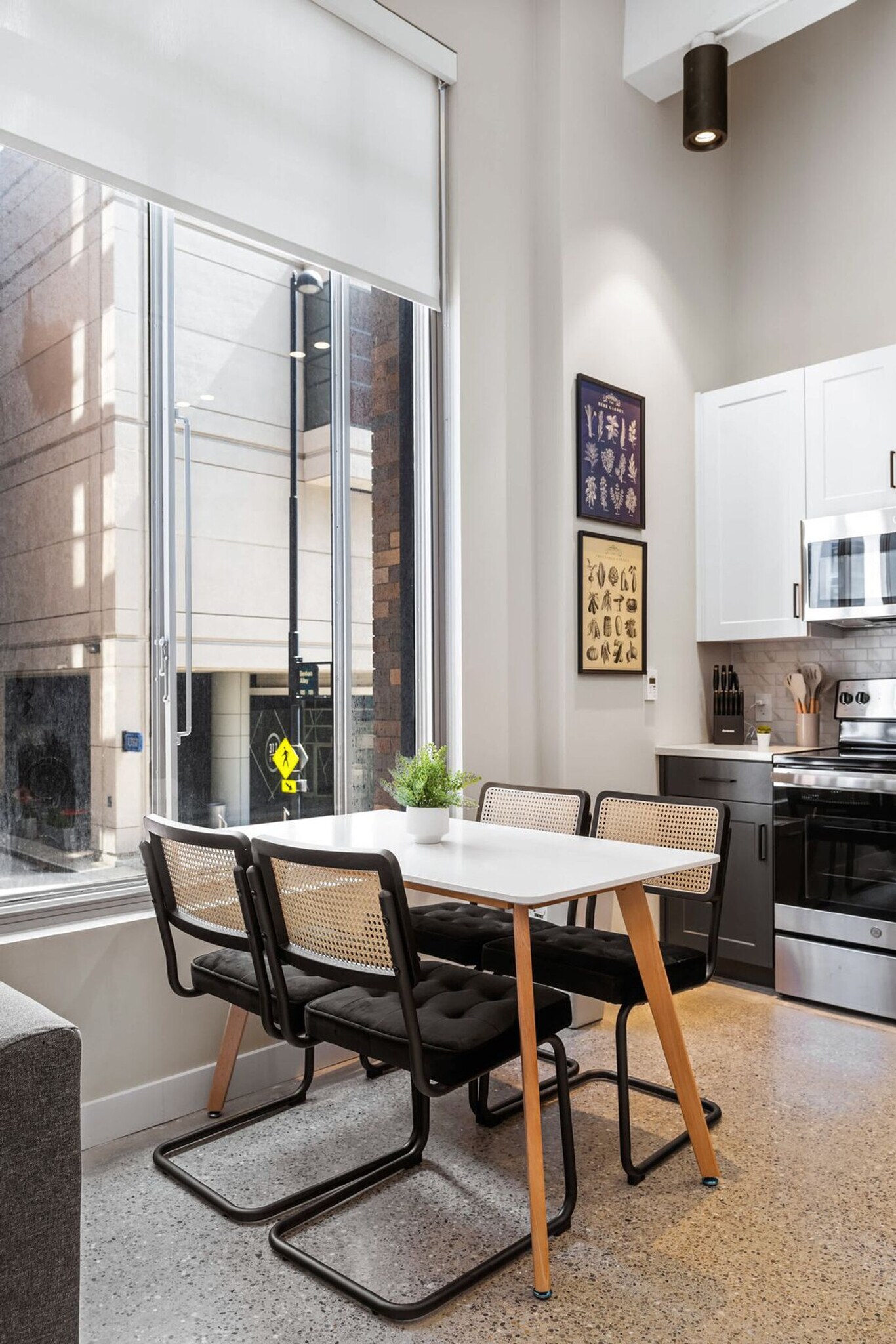 Building Photo - 205 W 4th St