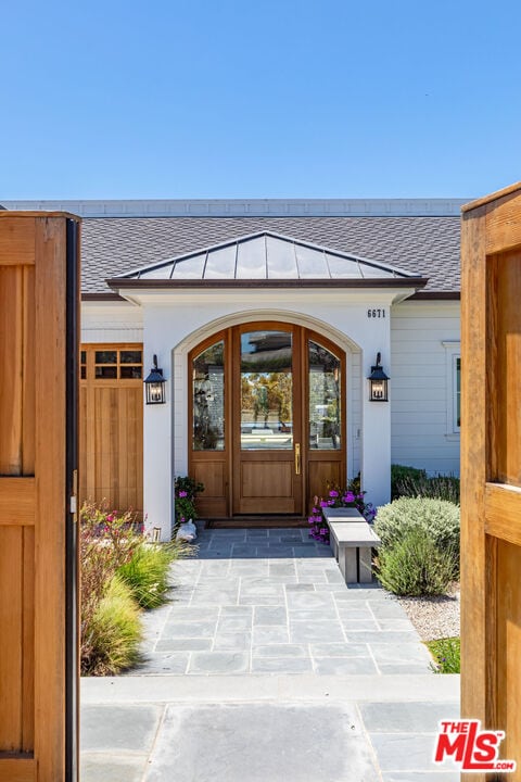 Building Photo - 6671 Dume Dr
