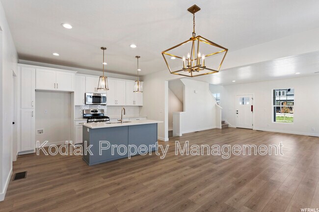 Building Photo - 991 Shoreline Dr