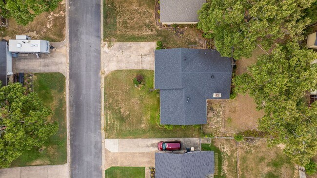Building Photo - 6412 Chippewa Dr